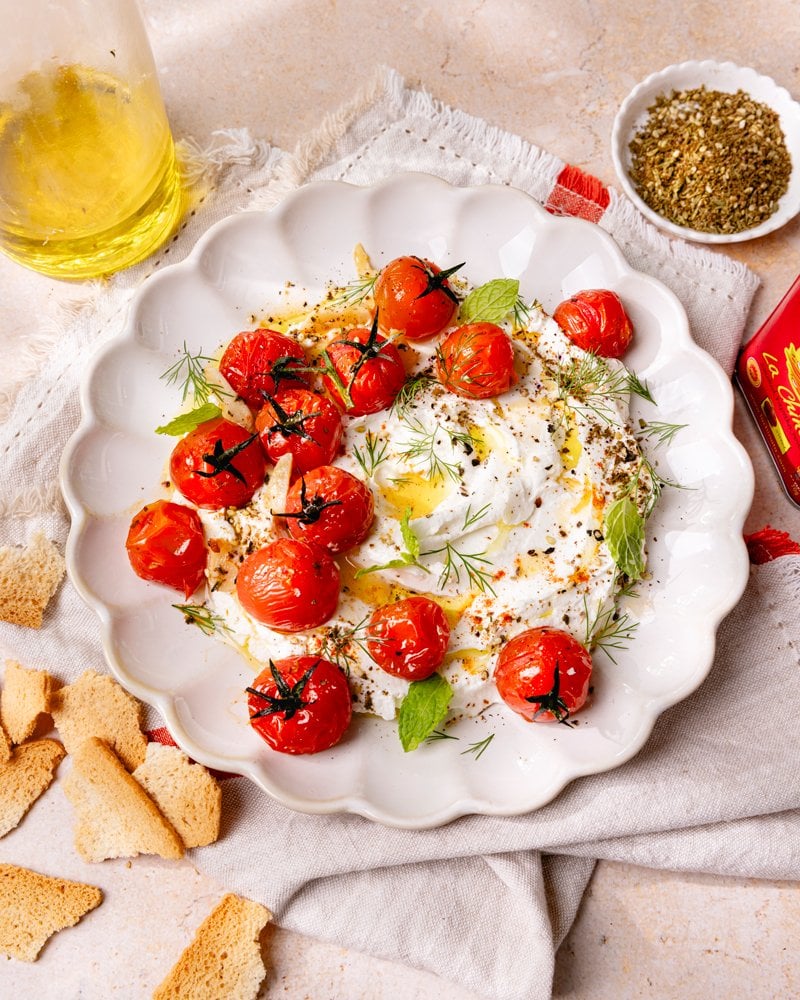 Bol de labneh aux tomates rôties à partager