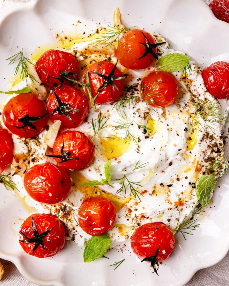 Bol de labneh aux tomates rôties à partager