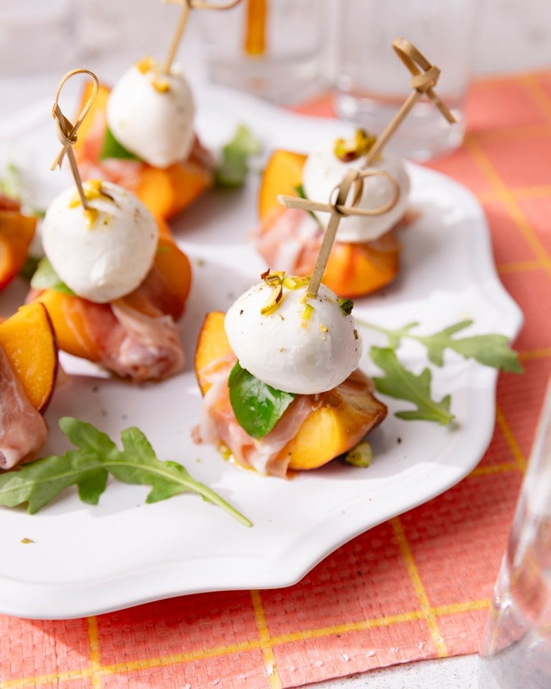 Les pêches au prosciutto crudo, basilic, mozzarella et pistaches