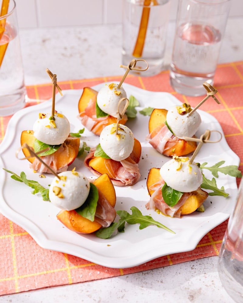 Les pêches au prosciutto crudo, basilic, mozzarella et pistaches