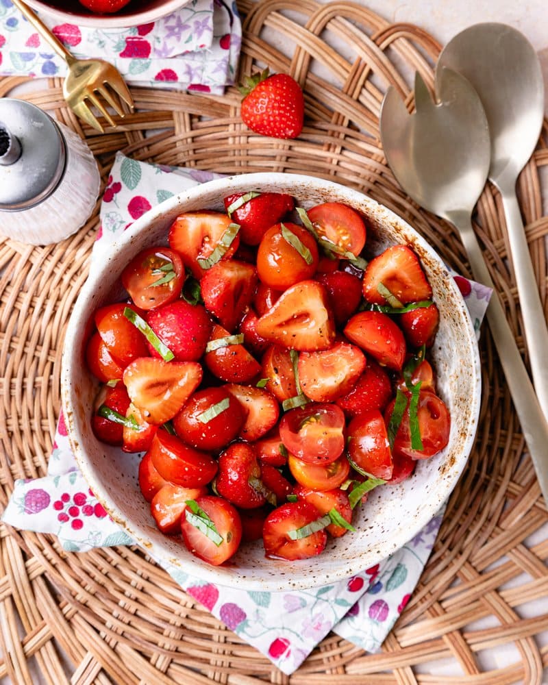 La salade fraises-tomates au vinaigre balsamique