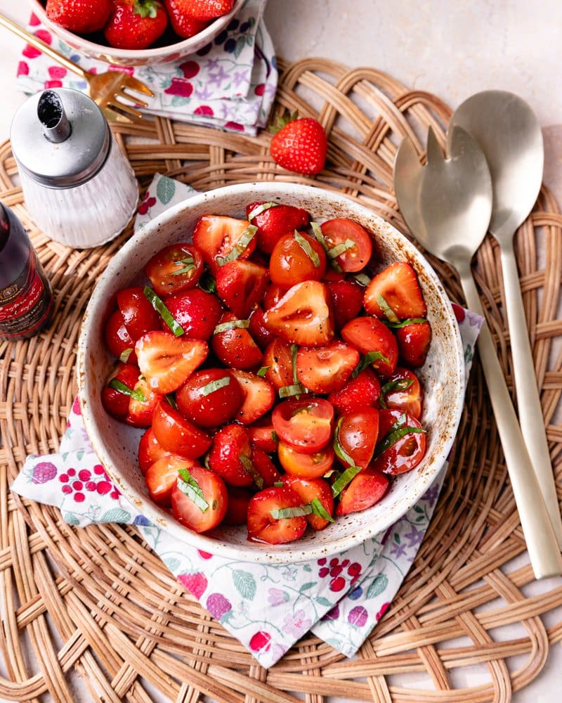 La salade fraises-tomates au vinaigre balsamique