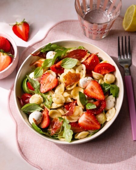 La recette fraîche et estivale de la salade de pâtes caprese aux fraises !