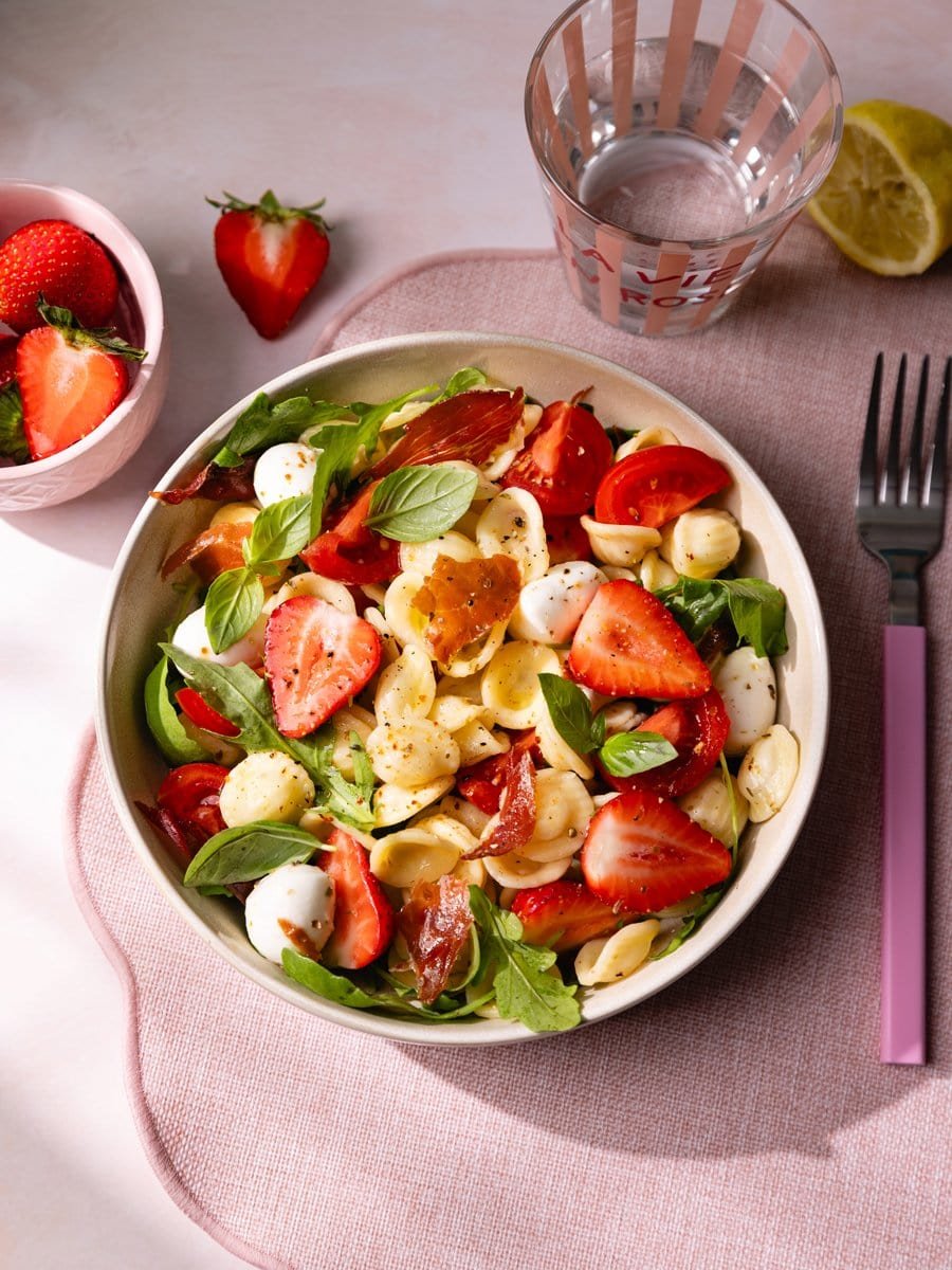 Salade de pâtes froide aux fraises, mozzarella mini billes, tomates cerises, basilic frais et jambon cru croustillant
