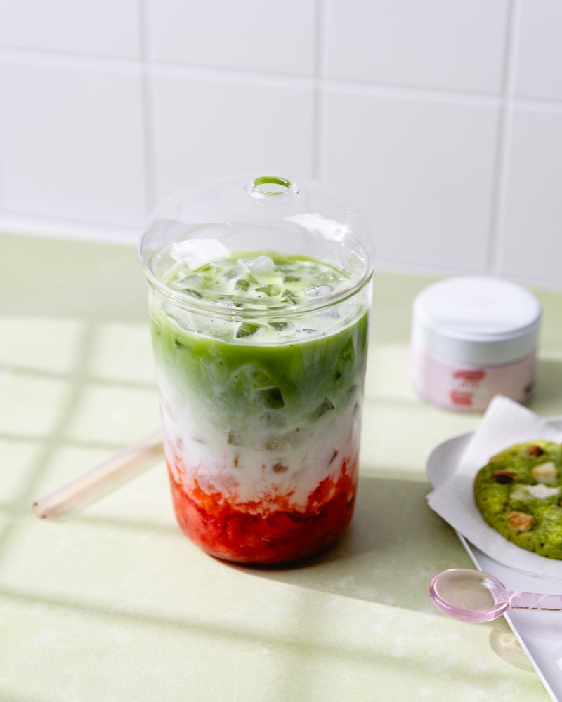 Verre de strawberry matcha latte, le matcha aromatisé à la fraise