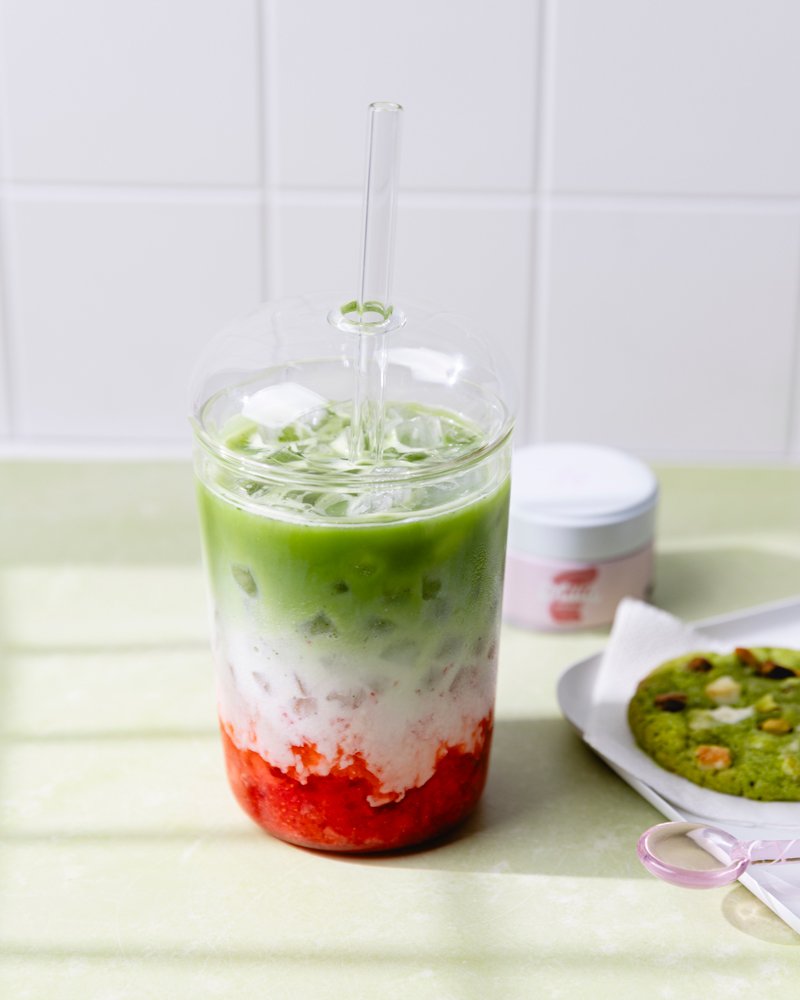 Verre de strawberry matcha latte, le matcha aromatisé à la fraise