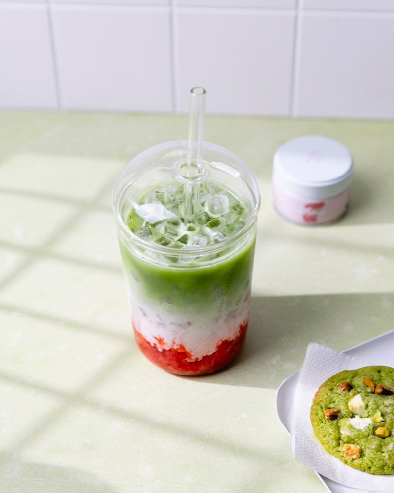 Verre de strawberry matcha latte, le matcha aromatisé à la fraise