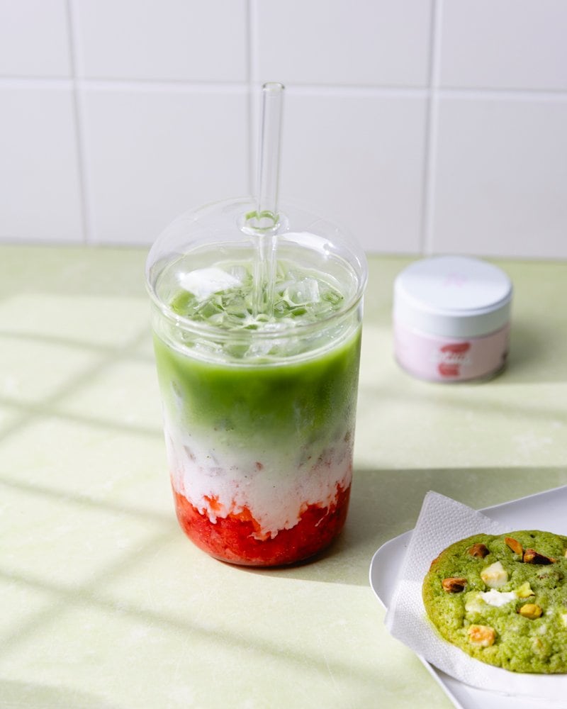 Verre de strawberry matcha latte, le matcha aromatisé à la fraise