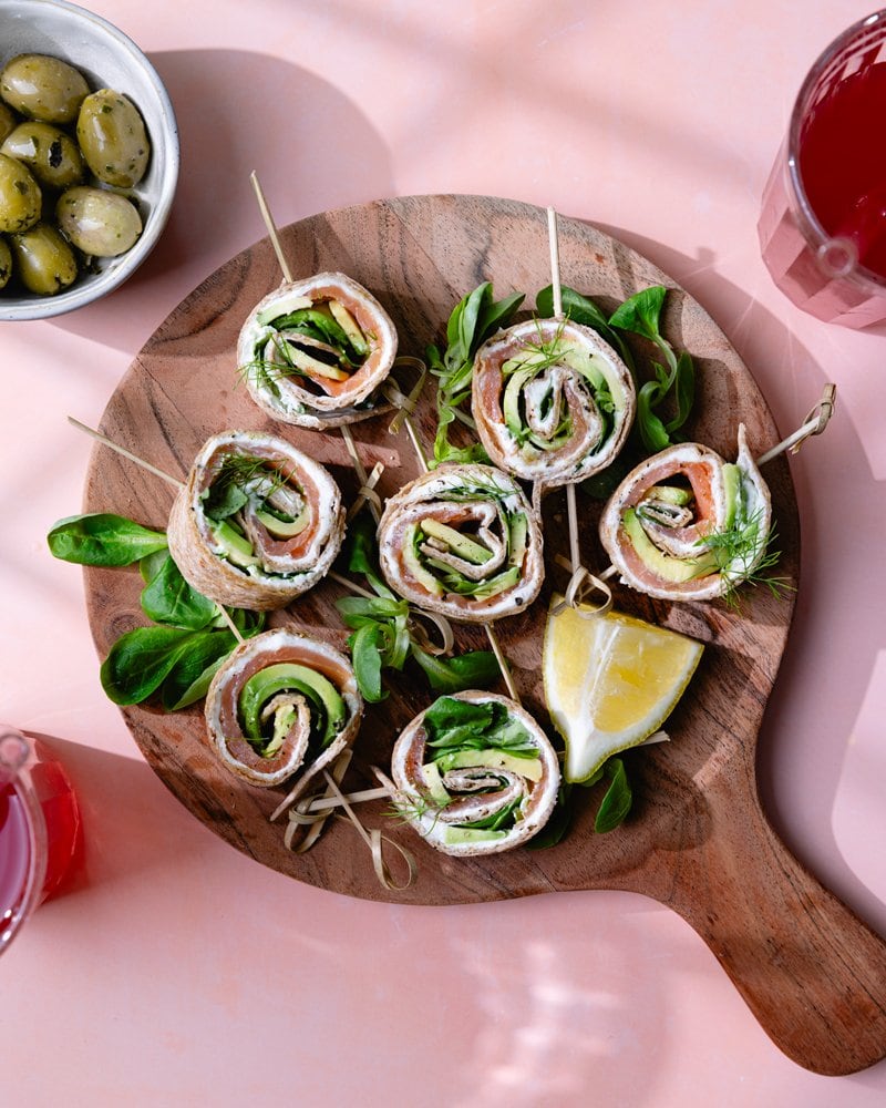 Assiette apéro, wrap à la suédoise avec du saumon, de l'aneth, de l'avocat, du cream cheese et de la salade de blé