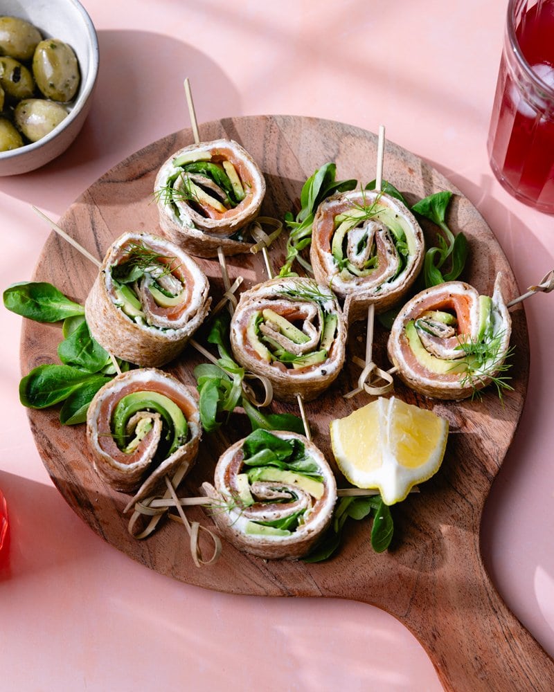 Assiette apéro, wrap à la suédoise avec du saumon, de l'aneth, de l'avocat, du cream cheese et de la salade de blé