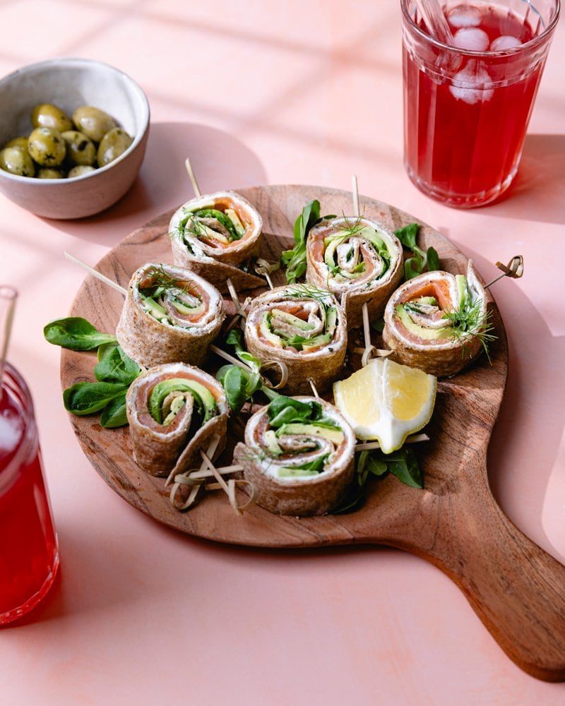 Assiette apéro, wrap à la suédoise avec du saumon, de l'aneth, de l'avocat, du cream cheese et de la salade de blé