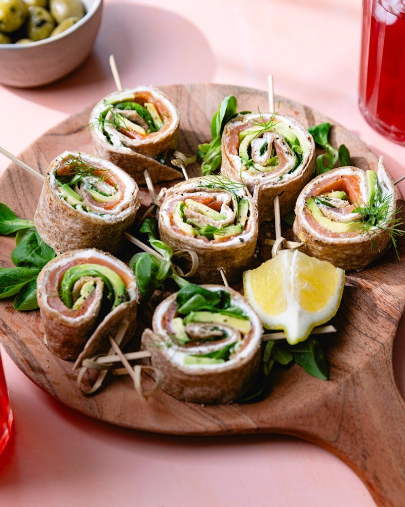 Assiette apéro, wrap à la suédoise avec du saumon, de l'aneth, de l'avocat, du cream cheese et de la salade de blé