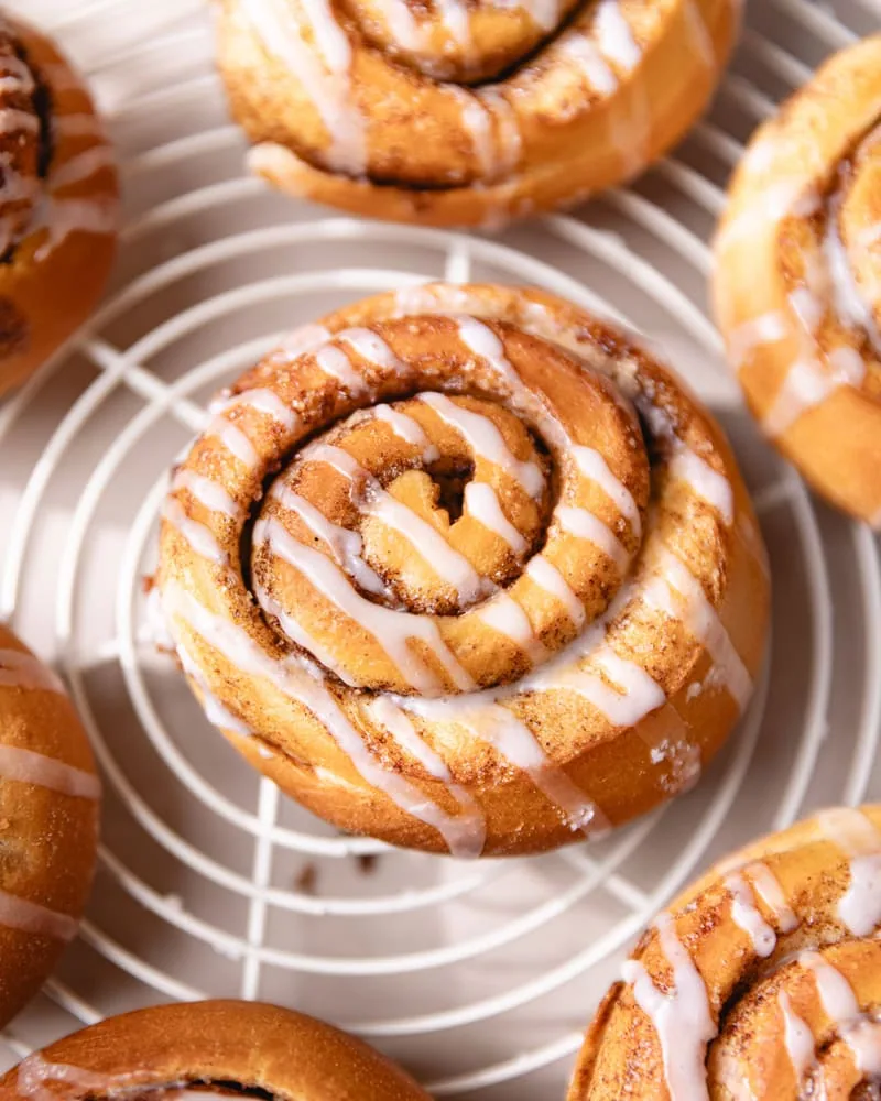 Kanelbullar suédois sur une grille