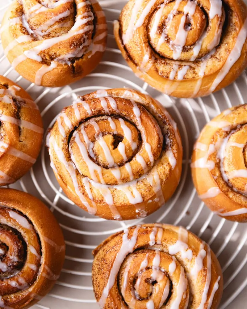 Kanelbullar suédois sur une grille