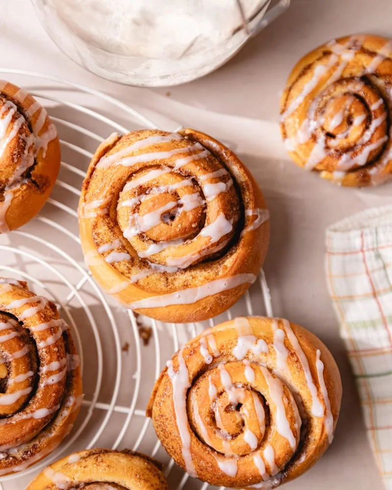 Kanelbullar suédois sur une grille