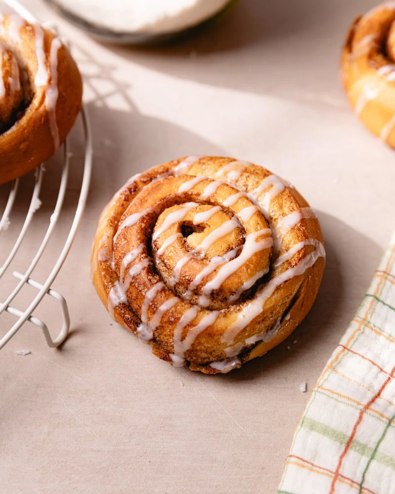 Kanelbullar suédois sur une grille