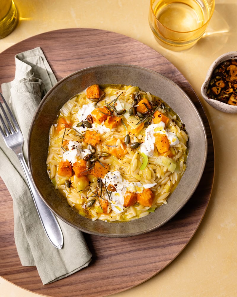 Assiette d'orzotto d'automne courge, poireaux, stracciatella et huile piquante