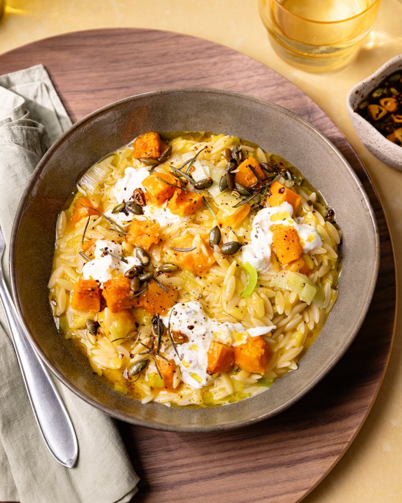 Assiette d'orzotto d'automne courge, poireaux, stracciatella et huile piquante