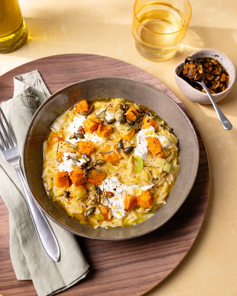 Assiette d'orzotto d'automne courge, poireaux, stracciatella et huile piquante