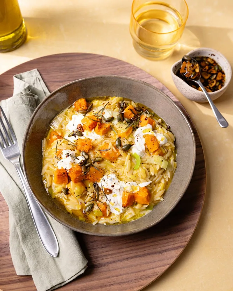 Le top 10 des meilleures recettes de risotto à tester absolument ! 13 Assiette d'orzotto d'automne courge, poireaux, stracciatella et huile piquante