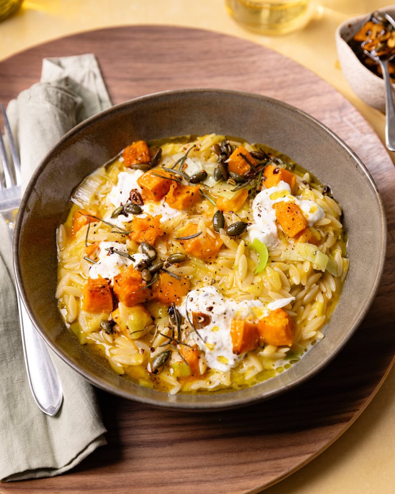 Assiette d'orzotto d'automne courge, poireaux, stracciatella et huile piquante