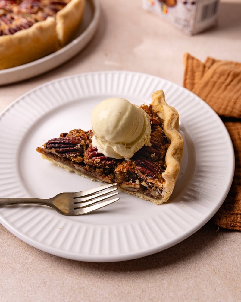 Part de tarte aux noix de pécan avec une boule de glace vanille