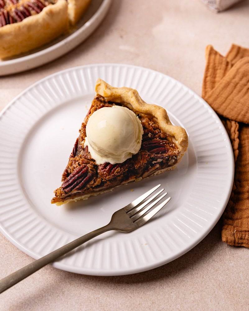 Part de tarte aux noix de pécan avec une boule de glace vanille