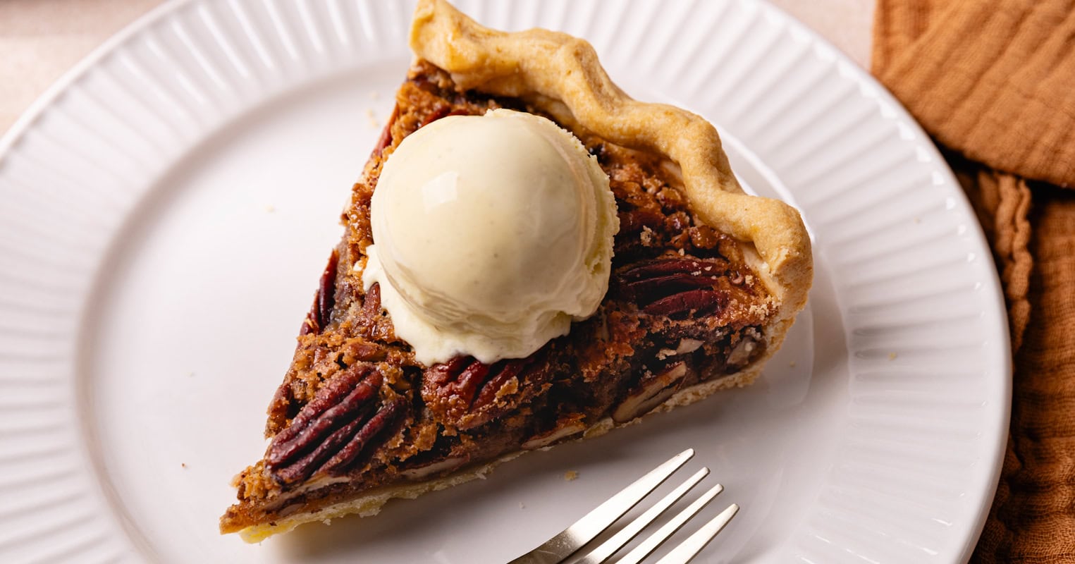 La tarte aux noix de pécan, un dessert de Thanksgiving ! 10 Part de tarte aux noix de pécan avec une boule de glace vanille