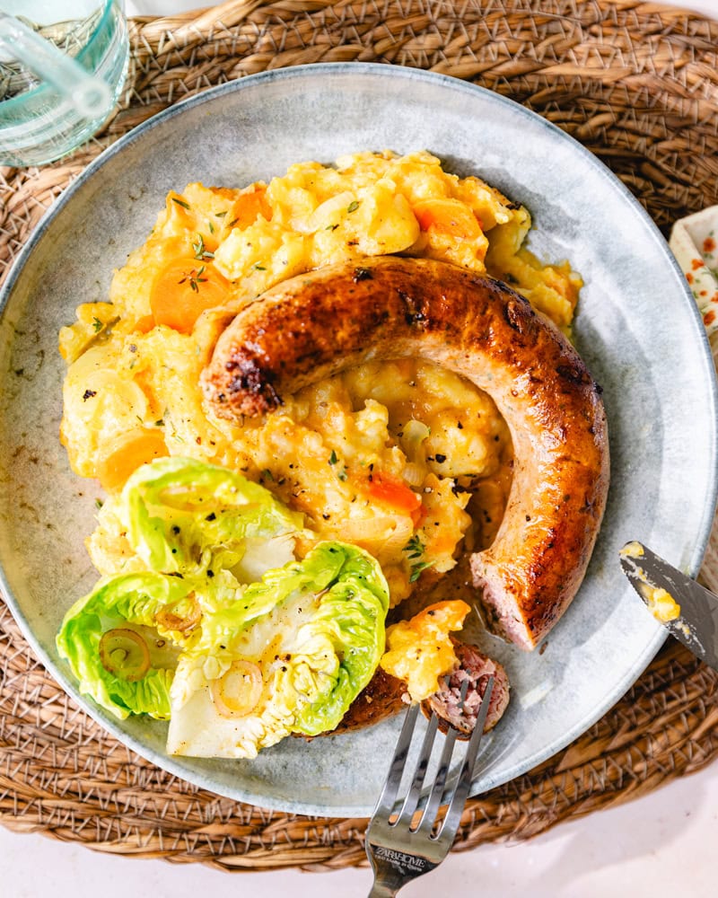 Le stoemp saucisse à la carotte : un plat belge réconfortant et coloré !