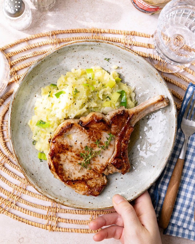 Stoemp de poireaux et côte de porc