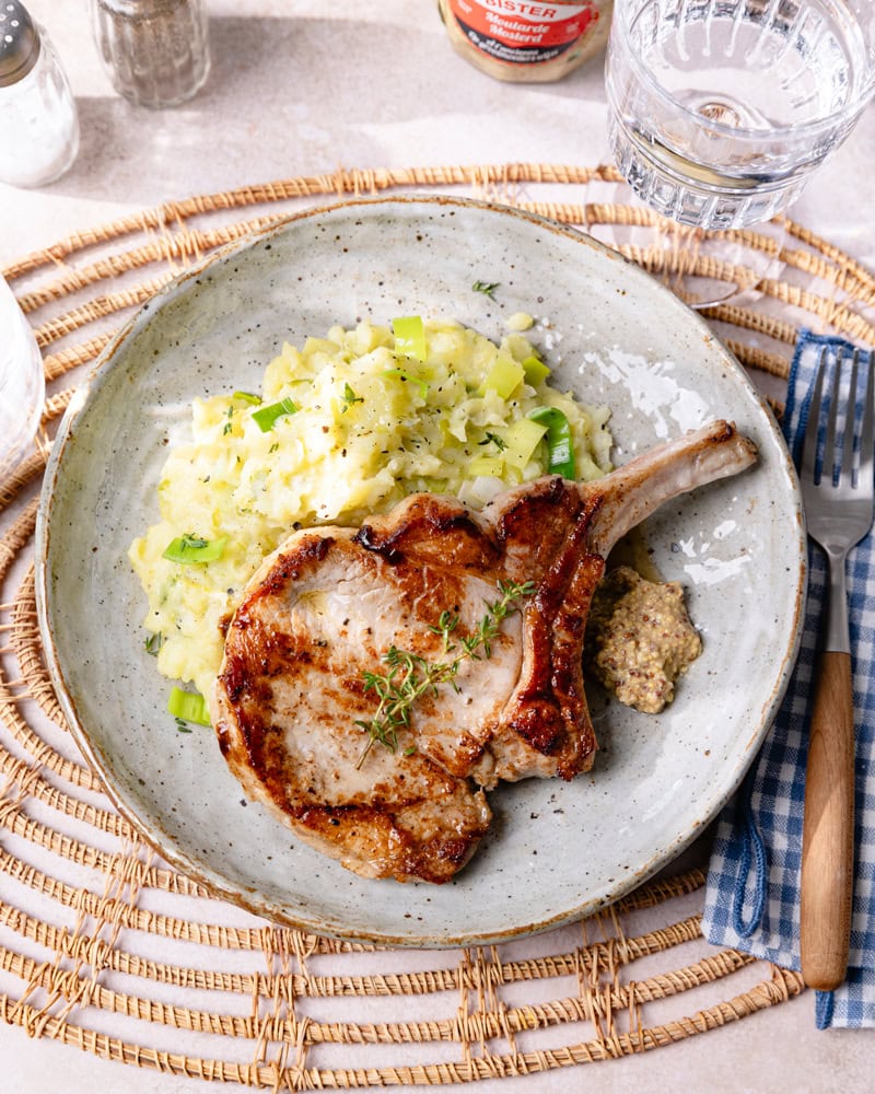 Stoemp de poireaux et côte de porc