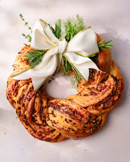 La babka salée au pesto rouge façon couronne de Noël !