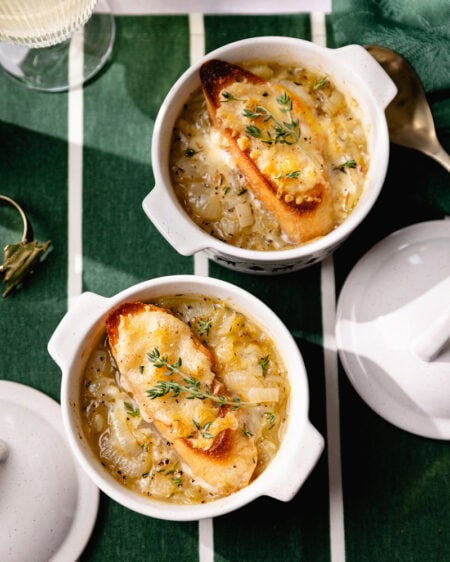 La soupe à l’oignon gratinée au fromage, un incontournable des repas réconfortants !