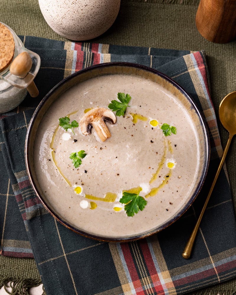 Bol de velouté cremeux aux champignons de Paris