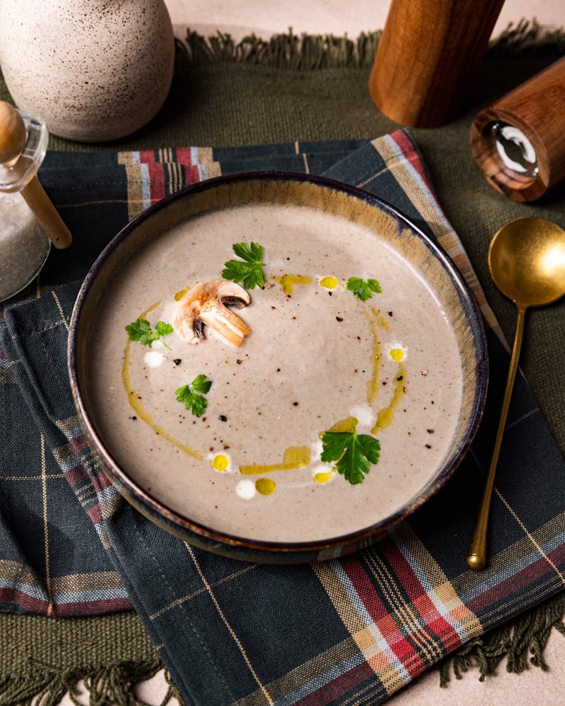 Bol de velouté cremeux aux champignons de Paris