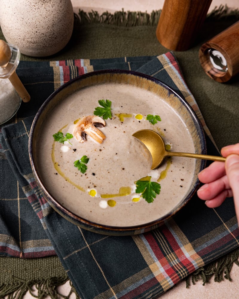 Bol de velouté cremeux aux champignons de Paris