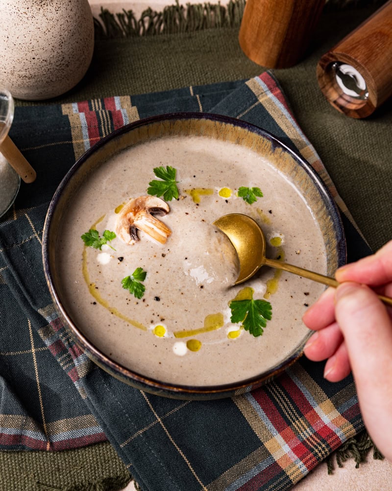 Bol de velouté cremeux aux champignons de Paris