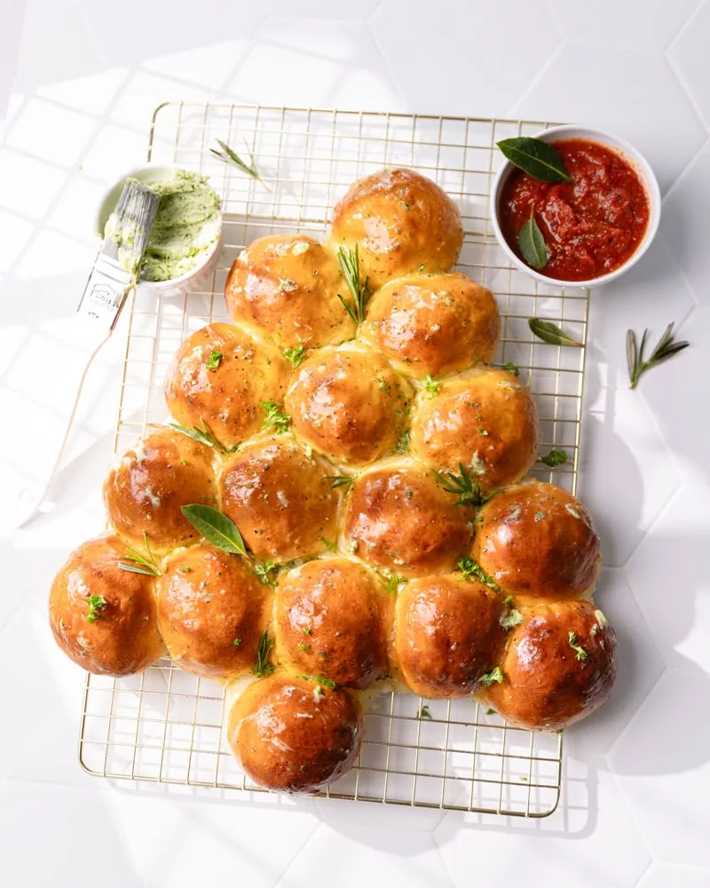 La brioche sapin de Noël à partager (fourrée à la mozzarella) ! 2 Brioche sapin de Noël à partager