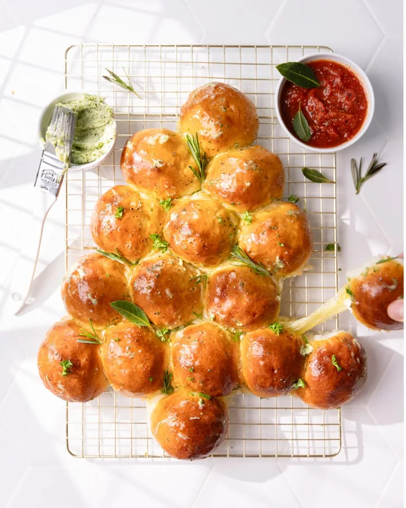 La brioche sapin de Noël à partager (fourrée à la mozzarella) !