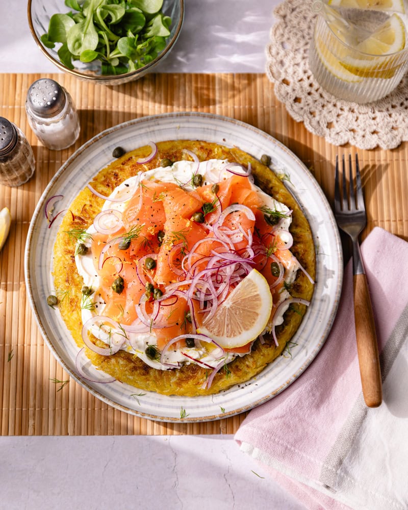 Assiette de galette de pommes de terre au saumon à partager