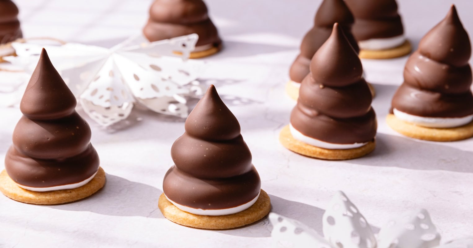 Mélo-cakes faits-maison en forme de sapin de Noël