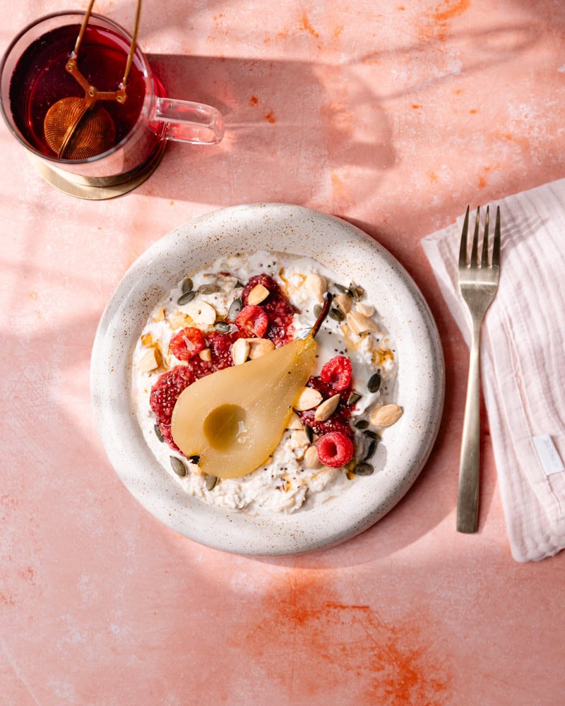 Le Bircher muesli fait-maison, confiture de chia et poire pochée à la vanille