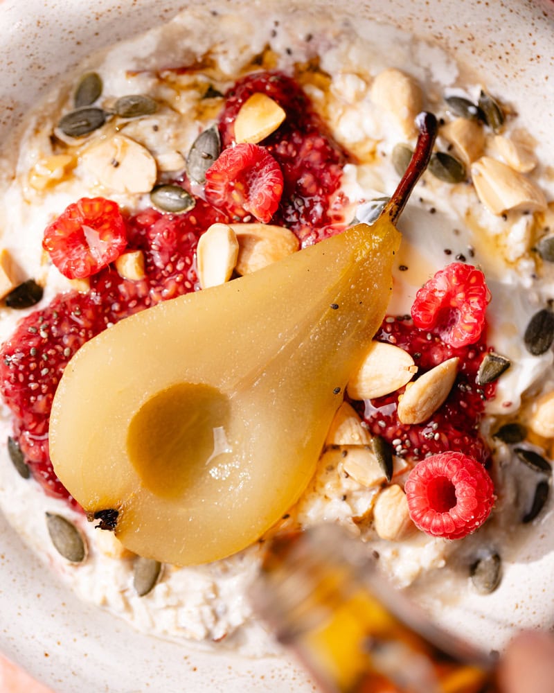 Le Bircher muesli fait-maison, confiture de chia et poire pochée à la vanille