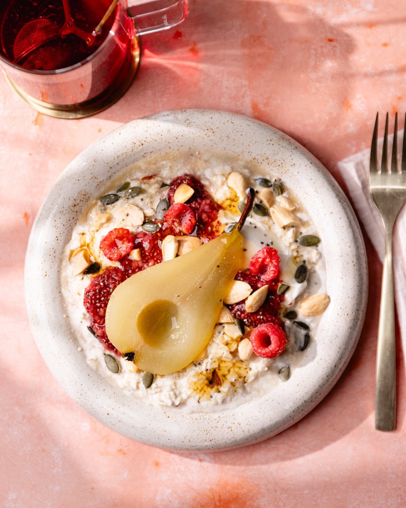 Le Bircher muesli fait-maison, confiture de chia et poire pochée à la vanille