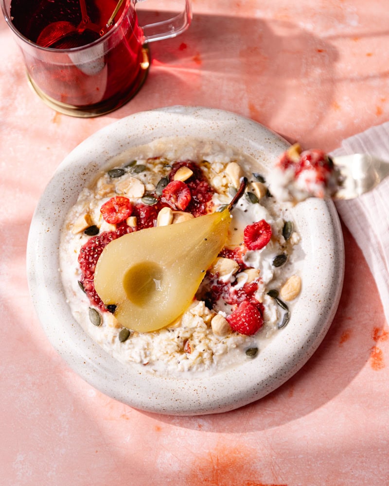 Le Bircher muesli fait-maison, confiture de chia et poire pochée à la vanille