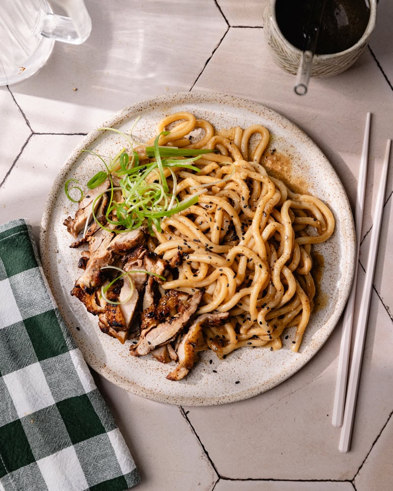 Les nouilles udon au miso et beurre noisette avec du poulet mariné !