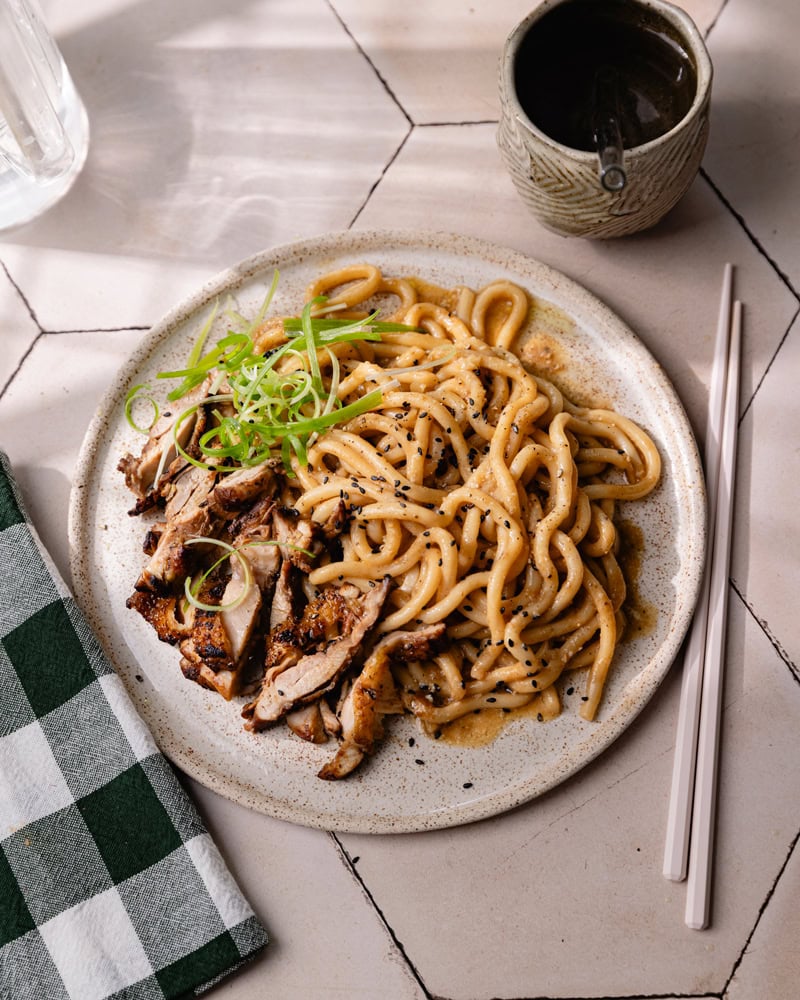 Les nouilles udon miso et beurre noisette avec poulet mariné