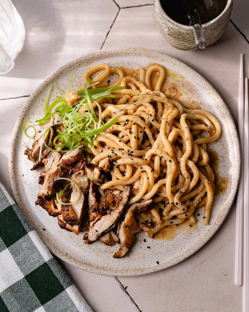 Les nouilles udon miso et beurre noisette avec poulet mariné