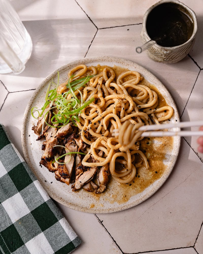 Les nouilles udon miso et beurre noisette avec poulet mariné