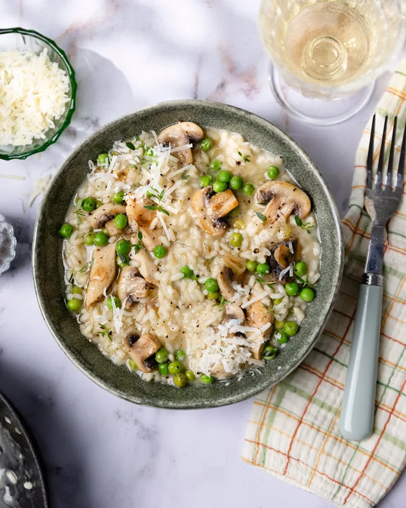 Le top 10 des meilleures recettes de risotto à tester absolument ! 17 Le risotto au poulet, champignons et petit pois